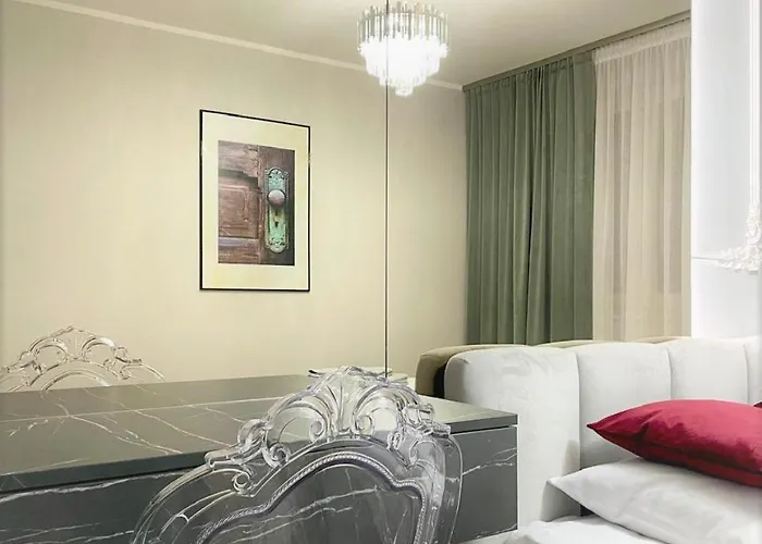 92- Urban Plaza Апартаменты